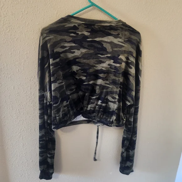 No boundaries crushed velvet camouflage crop long sleeve shirt. Size XXL (19) - Picture 6 of 8